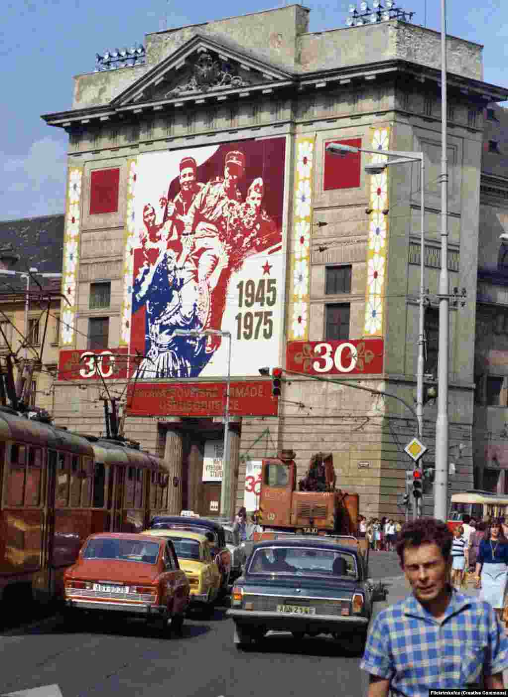 Një fotografi e vitit 1975 tregon një poster në Teatrin Hyberna, me rastin e 30-vjetorit të hyrjes së trupave sovjetike në Pragë, gjatë Luftës së Dytë Botërore.