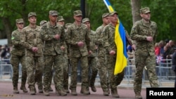 Екінші дүниежүзілік соғыста Еуропадағы жеңістің 80 жылдығына арналған әскери шеруге қатысқан украиналық сарбаздар. Лондон, 5 мамыр, 2025 жыл.