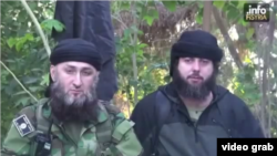 Ислам-Сеит Умарович Атабиев жана Ахмед Чатаев (оңдо). Чатаев ИМ тобунун орусча сүйлөгөндөрдөн куралган батальонунун кол башчысы деп эсептелет. 