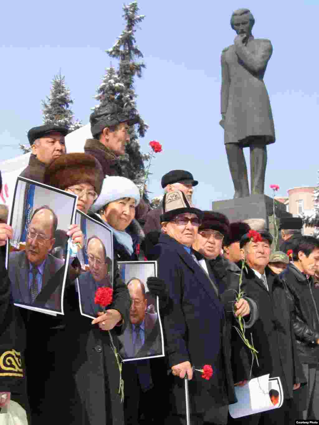 Саясаткер Алтынбек Сәрсенбайұлы мен оның екі көмекшісінің қастандықпен өлтірілгеніне наразылық білдіріп шыққан жұрт. Алматы, 27 ақпан 2006 жыл.