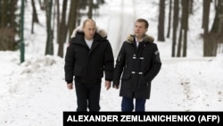 Președintele Vladimir Putin și fostul premier și președinte rus Dmitri Medvedev (arhivă foto, reședința prezidențială de la Novo-Ogarevo, din apropiere de Moscova, decembrie 2008)