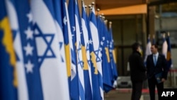 Flamujt e Kosovës dhe Izraelit të vendosur në Ministrinë e Jashtme dhe Diasporës së Kosovës. 