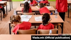 Disa nxënës në një shkollë në Shkup.