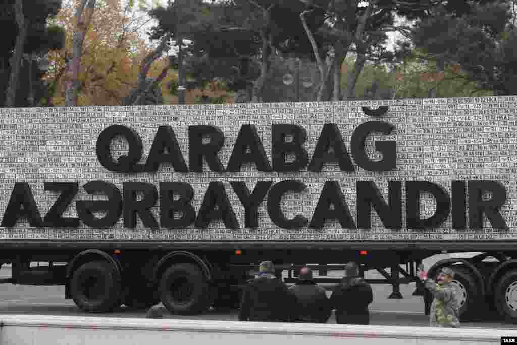 Камион носи табла на која пишува „Карабах е Азербејџан“ за време на воената парада по повод крајот на воениот конфликт во Нагорно Карабах.