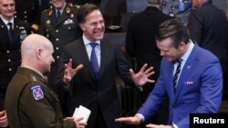 NATO-nyň goranmak ministrleriniň Brýusselde geçýän ýygnagyna gatnaşýan resmiler