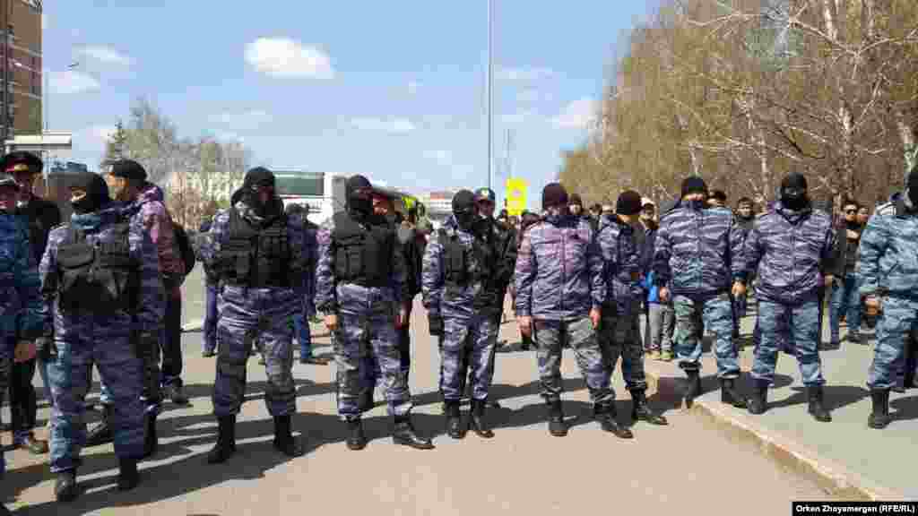 Наразылыққа келгендерді арнайы жасақ өкілдері қоршады. 