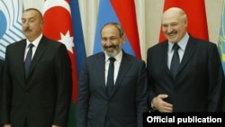 Հայաստանի վարչապետի պաշտոնակատար Նիկոլ Փաշինյանը, Բելառուսի նախագահ Ալեքսանդր Լուկաշենկոն և Ադրբեջանի նախագահ Իլհամ Ալիևը ԱՊՀ ոչ պաշտոնական գագաթնաժողովում, Սանկտ Պետերբուրգ, 6-ը դեկտեմբերի, 2018թ. 