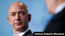 Șeful Amazon, Jeff Bezos, acuză un șantaj din partea unui tabloid al cărui patron este apropiat de Donald Trump.