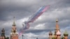 Pregătiri de parada militară de Ziua Victoriei la Moscova - avioane Su-25, survolează Piața Roșie, lăsând dâre de fum în culorile drapelului rusesc 