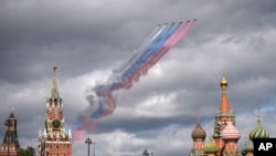 Pregătiri de parada militară de Ziua Victoriei la Moscova - avioane Su-25, survolează Piața Roșie, lăsând dâre de fum în culorile drapelului rusesc 