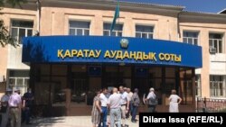 Нұржан Мұхаммедовті қолдап келген белсенділер Қаратау аудандық сотының алдында тұр. Шымкент, 15 маусым 2021 жыл.