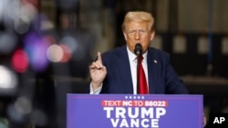 Штаб Трампа, як повідомляється, попросив Секретну службу обмежити польоти над його резиденцією та місцями проведення заходів, а також встановити куленепробивне скло та надати військові транспортні засоби.