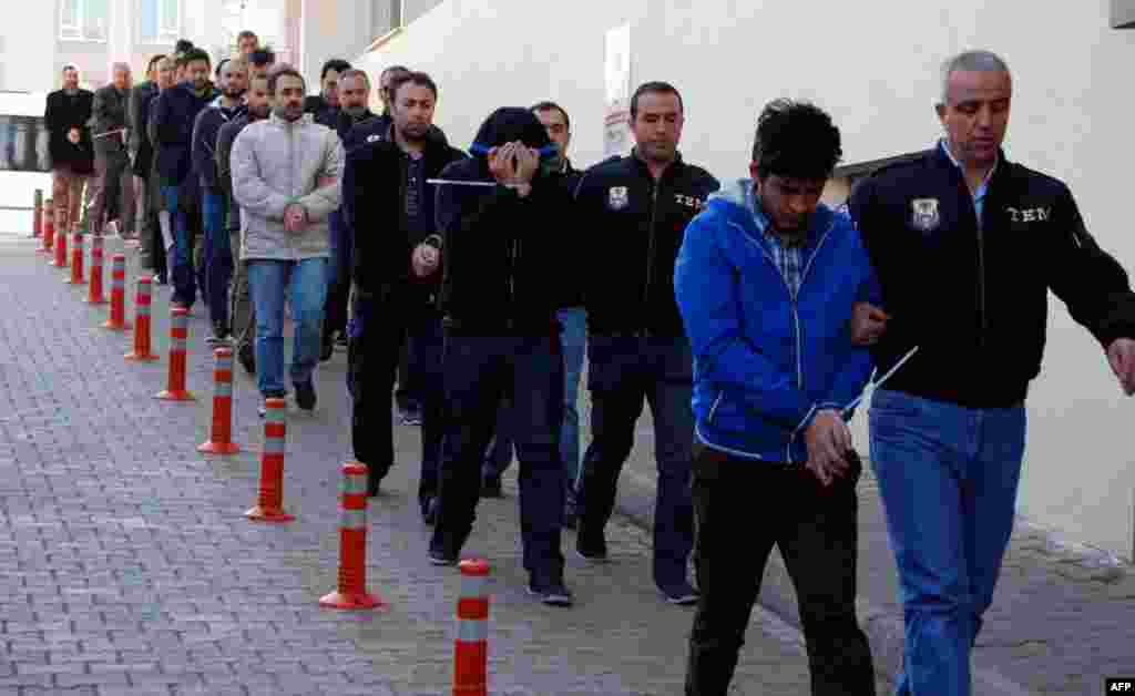 ТУРЦИЈА - Турските власти наредија притвор за 414 лица, главно воени лица, под сомнение за врски со мрежата за која Анкара вели дека го организирала неуспешниот пуч во 2016 година, соопштија обвинителите и државните медиуми, пренесе Ројтерс.