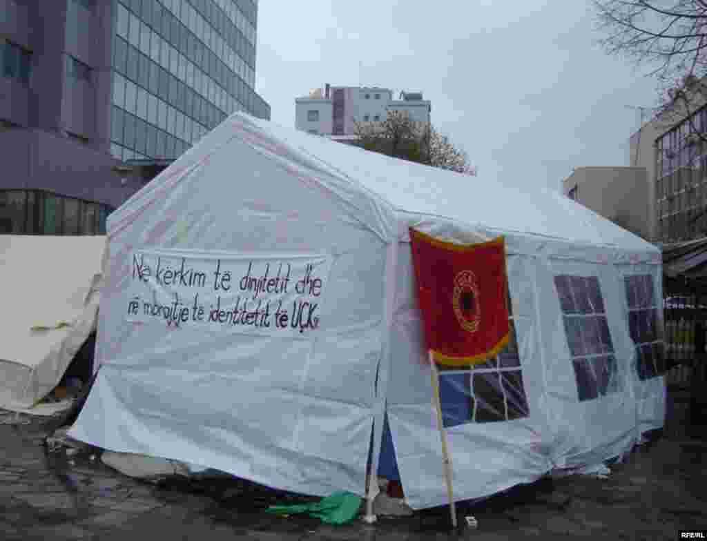 Veteranët dhe invalidët e luftës në grevë - Por, edhe pse dhjetë vjet pas përfundimit të luftës, pakënaqësitë e veteranëve dhe invalidëve të UÇK-së vazhdonin. Ata ishin futur në grevë, për të kërkuar nga institucionet e Kosovës që të marrin masa për krijimin e kushteve më të mira për jetë dhe trajtim dinjitoz për të gjithë ata që kanë luftuar për pavarësinë e vendit.