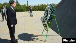Армения – министр информации и диаспоры Израиля Юлий Иоэль Эдельштейн отдает дань памяти жертв Геноцида армян, Ереван, 24 августа 2012 г. 