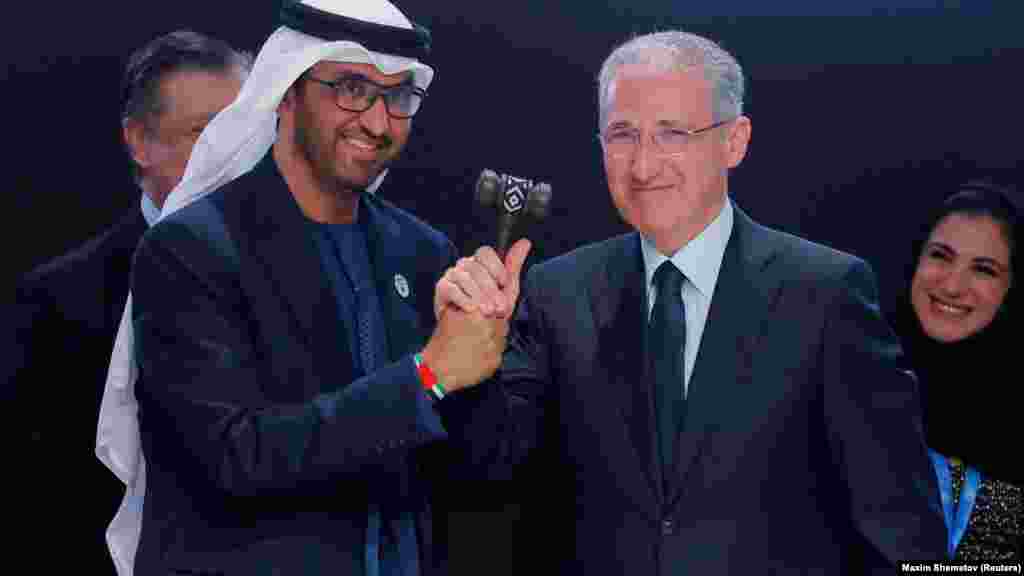 Szultán al-Dzsaber, a COP28 elnöke átadja a kalapácsot Muhtar Babajevnek, a COP29 elnökének a klímacsúcs megnyitóján, november 11-én. A tavalyi dubaji ENSZ-klímacsúcson megállapodás született a fosszilis tüzelőanyagok kivezetéséről, de a tervet sokan bírálták általános és túlságosan visszafogott szövegezése miatt