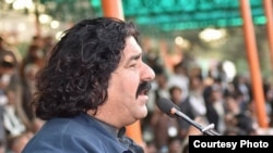 د پښتون ژغورنې غورځنګ مخکښ او د پاکستان په قامي اسمبلۍ کې د جنوبي وزیرستان منتخب استازی علي وزير ــ پخوانی عکس