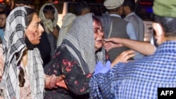 Gratë e plagosura mbërrijnë në një spital për trajtim pas dy shpërthimeve, të cilat vranë disa persona dhe plagosën shumë të tjerë, jashtë aeroportit në Kabul më 26 gusht 2021