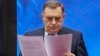 Presidenti serb i Bosnjë dhe Hercegovinës, Millorad Dodik, shikon vendimin e gjykatës e cila e dënoi atë me një vit burgim dhe ia ndaloi angazhimin në politikë për gjashtë vjet, Sarajevë, 26 shkurt 2025.