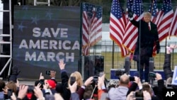 Președintele american Donald Trump le vorbește suporterilor înainte ca acești să ia cu asalt clădirea Congresului, Washington, 6 ianuarie