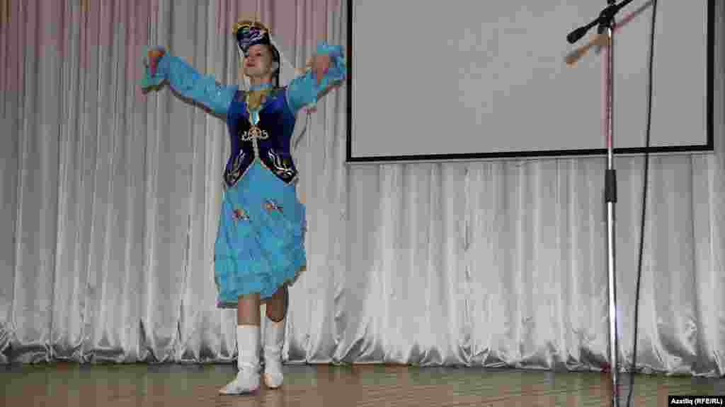 Балтач районы Штәнде мәктәбе укучысы Гүзәл Фазылова татар халык биюен башкара