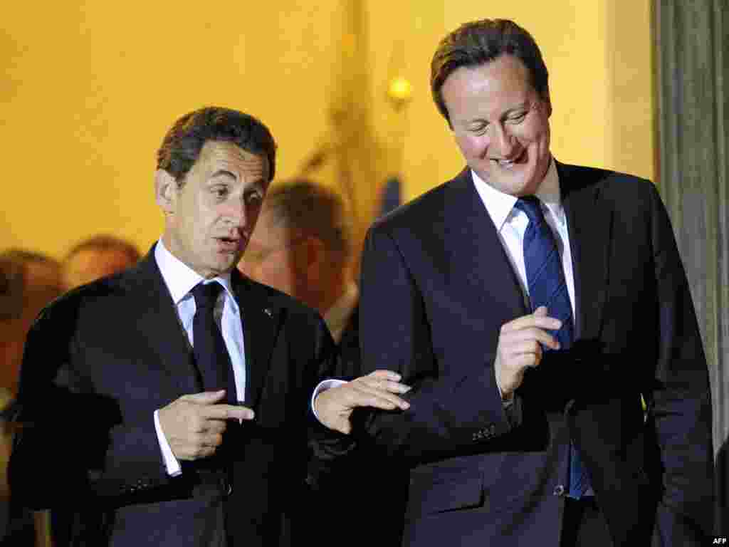 Prezident Nicolas Sarkozy (solda) Britaniyanın Baş naziri David Cameronla Liviya böhranının müzakirə edildiyi işgüzar yeməkdən sonra, 13 aprel 2011