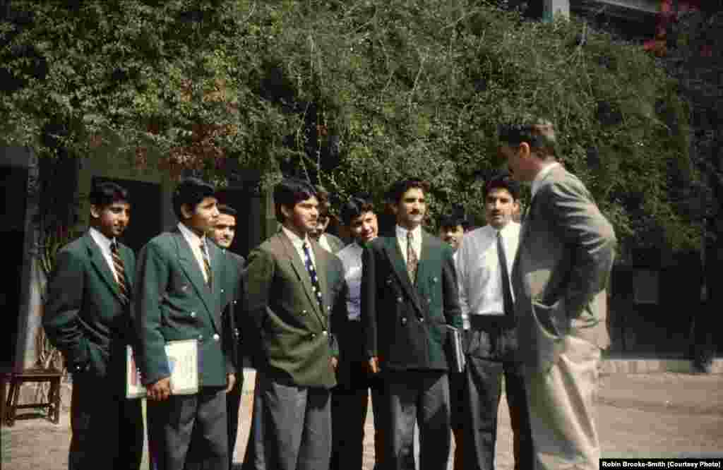 پرینسیپل بروک سمیت د اېډورډ کالج زدکوونکو په منځ کې