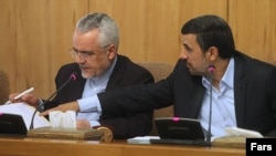 محمدرضا رحیمی (نفر سمت چپ)، معاون اول رییس‌جمهوری ایران.