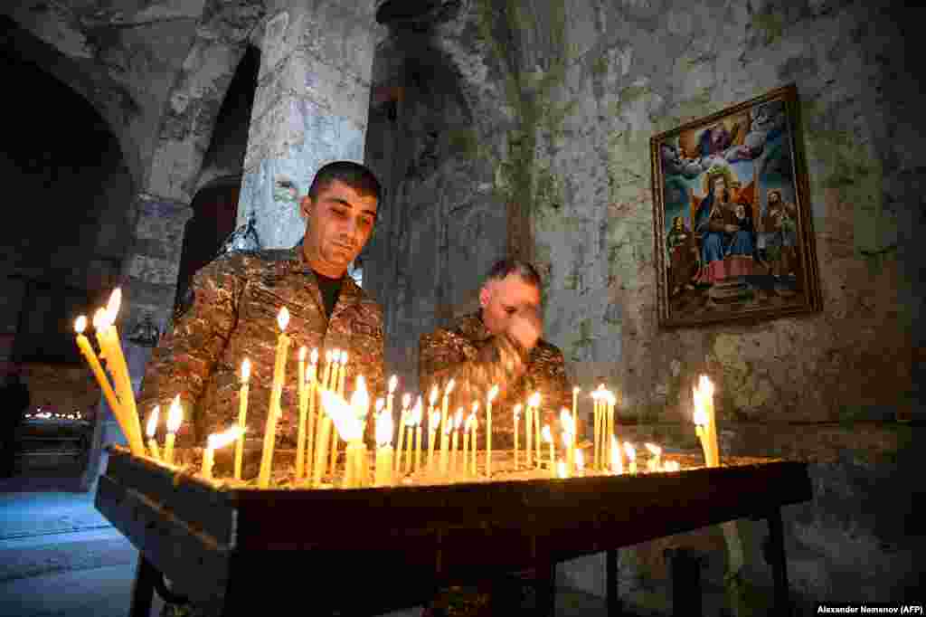 Вірменські солдати запалюють свічки в монастирі, віддаючи данину пам’яті загиблим