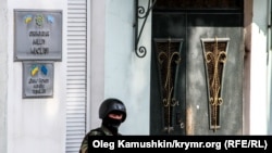 Російський військовий біля будівлі Меджлісу кримськотатарського народу в Сімферополі, архівне фото
