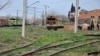 Огромный территория Тбилисского электровозостроительного завода выглядит непривычно пустынно – часть сотрудников сегодня отказалась выйти на работу
