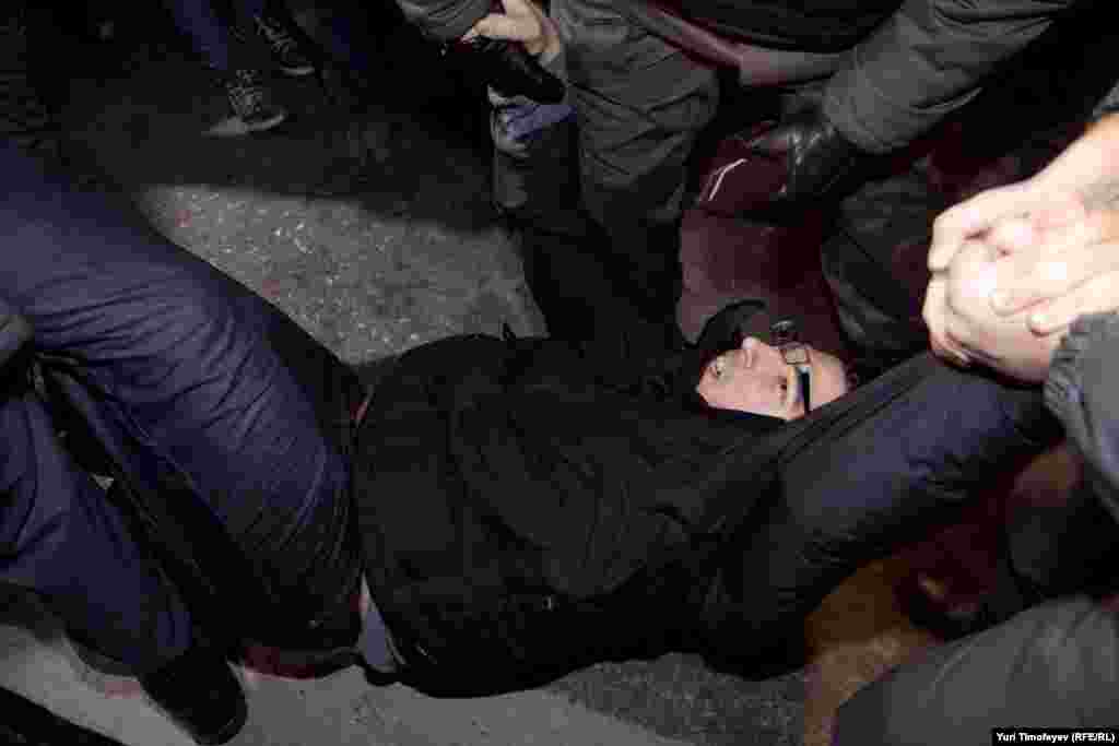 Гадел сайлау тарафдары тоткарлана