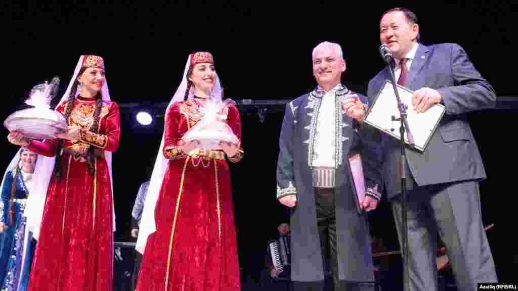 “Кырым” фольклор ансамбле җитәкчесе Сәрвәр Какурага Татарстанның мәдәният министры Айрат Сибагатуллин республика президенты исеменнән рәхмәт хаты тапшырды
